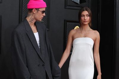 Hadir di Grammy Awards Bersama Suami, Hailey Bieber Tampil Sederhana dengan Dress Polos