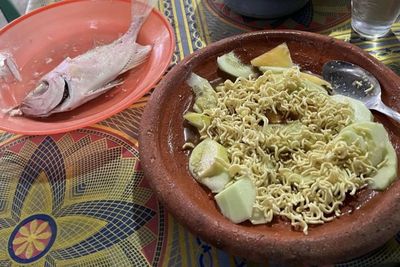 Rujak Aneh Tapi Menggoda Lidah! Dicampur Mie Kremes hingga Ikan Laut