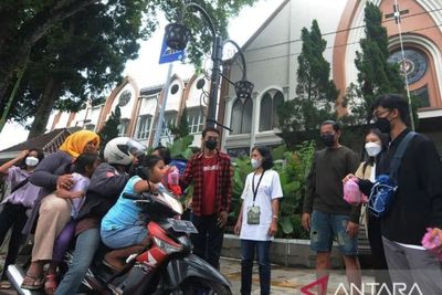 Umat Katolik Bagikan Takjil untuk Buka Puasa Umat Muslim di Salatiga, Indahnya Toleransi