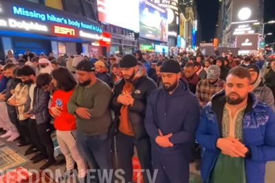Video Ratusan Umat Muslim Salat Tarawih di Times Square New York, Pertama dalam Sejarah