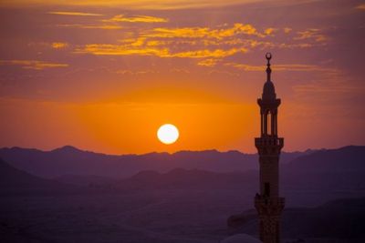 Warga Malaysia Batal Puasa Massal Gegara Penyiar Radio Salah Putar Azan Magrib Lebih Awal