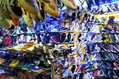 Di Pasar Ini Surganya Barang-barang Branded Impor Tapi Harganya Murah Meriah!