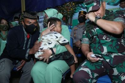 Jenderal Dudung Menangis saat Kunjungi Anak Prajurit TNI yang Tewas di Papua
