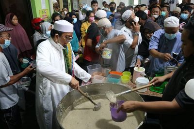 Sejak 1985, Warga Solo Tiap Tahun Rebutan Bubur di Masjid! Kenapa?