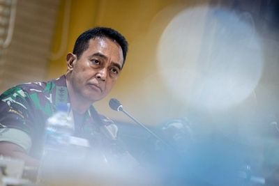 Viral Spanduk Panglima TNI Andika Perkasa Pakai Kaus PKI