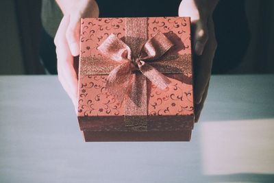 3 Zodiak yang Dikenal Pelit Kasih Hadiah ke Orang, Ogah Keluarkan Uang Lebih