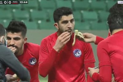 Momen Pemain Liga Turki Buka Puasa di Tengah Laga, Makan Pisang dan Kurma