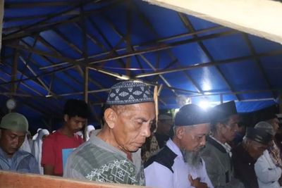 Dihantam Gempa, Warga di Desa Ini Tetap Khusyuk Salat Tarawih Berjamaah Beratapkan Terpal