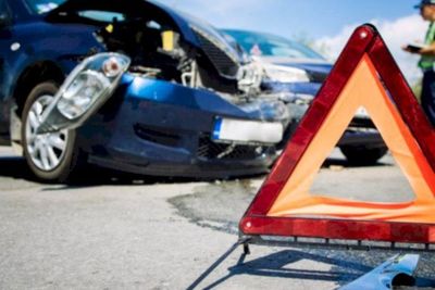 Viral Mobil Diamuk Massa Usai Tabrak Gerobak Sate Lalu Kabur, Begini Kronologinya