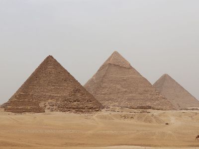 Teknologi di Balik Piramida Giza: Benarkah Bangsa Mesir Kuno Menggunakan Cairan untuk Memindahkan Batu Raksasa?
