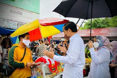 Momen Romantis Ibu Iriana Payungi Presiden Jokowi saat Bagikan BLT ke Pedagang di Jambi