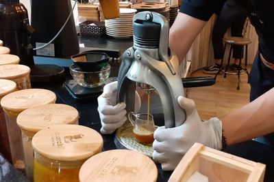 Unik! Sensasi Minum Jamu Tradisional Racikan Barista, Gimana Rasanya?