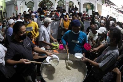 Kerinduan Warga Rela Antre Untuk Bubur Samin Saat Cuaca Terik di Masjid Darussalam
