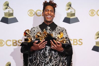Pendengar Lagu-lagu Jon Batiste Meningkat 950 Persen Usai Borong 5 Piala Grammy