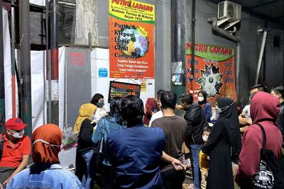Cuma Kue Putu tapi Antreannya Sampai Ujung Gang, Sehari Ludes 800 Buah!