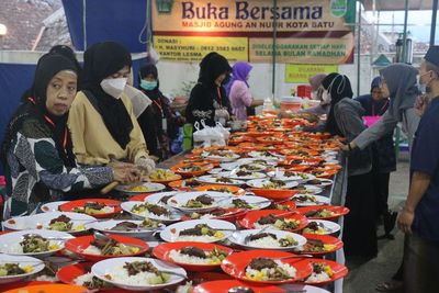 Masya Allah! Masjid Ini Sediakan 750 Menu Berbuka Puasa Gratis Setiap Hari
