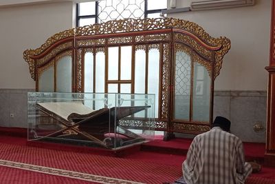 Al-Qur an Raksasa di Masjid Ini Usianya 200 Tahun dan Berukir Tinta Emas