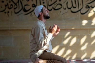 Tips Istiqomah Beribadah yang Dianjurkan Rasulullah, Niat dan Komitmen Hanya Kepada Allah