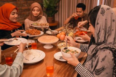 Biar Gak Dikira Sombong, Ini 5 Cara Paling Sopan Menolak Ajakan Bukber, Sorry Ya Bestie