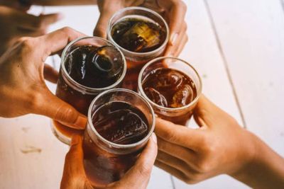 Waduh! Ini 5 Bahaya Minum Es saat Buka Puasa, Sebabkan Kembung hingga Gangguan Jantung