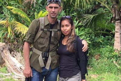 Kisah Cinta Bule Prancis dan Wanita Dayak, Tinggal di Hutan Bak Film Captain Fantastic