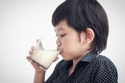 Bikin Kenyang Lebih Lama, Dokter Anjurkan Minum Susu Sebelum Tidur dan saat Sahur