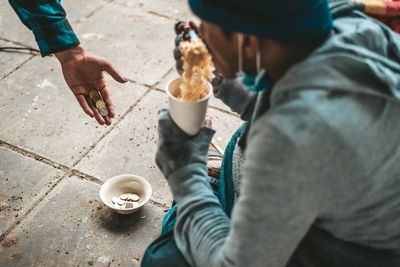 Cara Bersedekah yang Baik, Memberi Sebelum Diminta dan Dilakukan Tanpa Paksaan
