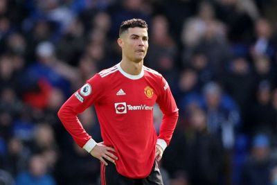Jose Enrique Kritik Ronaldo yang Tampar HP Fans Everton: Dia Merasa Seperti Tuhan