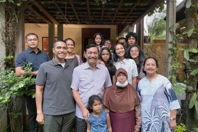 Luhut Terharu Berpisah dengan Mbak Sur, ART yang Telah Kerja 37 Tahun untuk Keluarganya