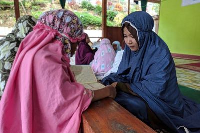 Salut! Wanita Bogor Ini Rela ke Pedalaman Sulawesi demi Mengajar di Kampung Mualaf