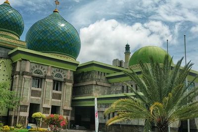 Masya Allah! Di Masjid Ini Ada Pohon Kurma Jantan dan Betina Berbuah Tak Kenal Musim