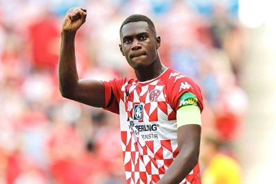 Pertama dalam Sejarah Bundesliga, Pertandingan Dihentikan untuk Pemain Muslim Buka Puasa