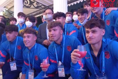Tiba di Balai Kota, Pemain Atletico Madrid U18 dan Barcelona U18 Disambut Anies