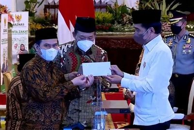 Bayar di BAZNAS, Jokowi Minta Pejabat Segera Tunaikan Zakat