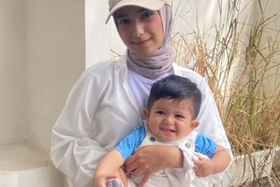 Momen Nadya Mustika saat Ajarkan Anaknya Berjalan, Netizen Malah Salfok ke Hal Ini