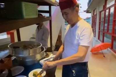 Momen Jusuf Hamka Borong Satu Gerobak Siomay untuk Buka Puasa Anak Yatim