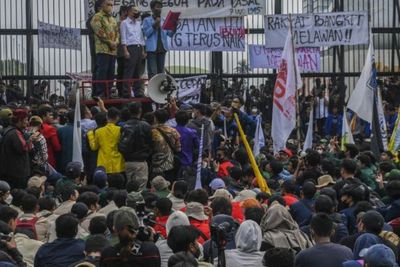 Aksi Demo 11 April Hasilkan Sampah Sebanyak 2 Truk di DPR dan Monas