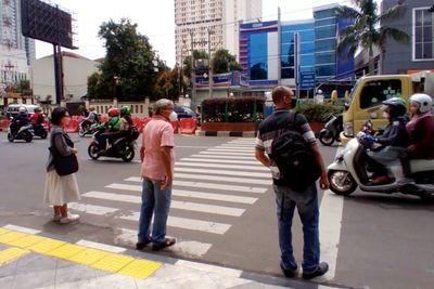 Bertaruh Nyawa, Jalur Penyeberangan Lansia di Depok Enggak Berguna!
