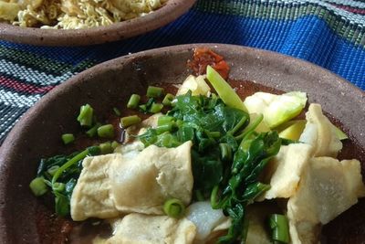 Jual Rujak Aneh Gak Pake Piring, Sehari Cuan Rp700 Ribu! Seenak Apa?