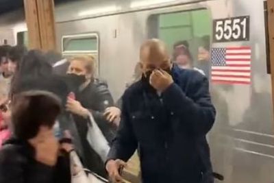 17 Orang Terluka dalam Aksi Penembakan Kereta Bawah Tanah di New York