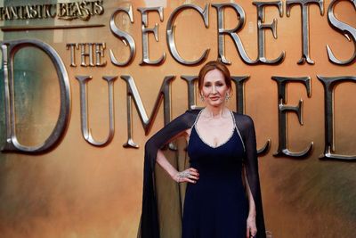 J.K Rowling Terlihat Menyendiri di Premiere Fantastic Beasts 3, Gak Foto Bareng Para Aktor