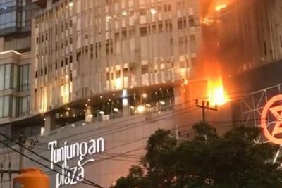 Detik-detik Mal Tunjungan Plaza Surabaya Kebakaran Hebat!