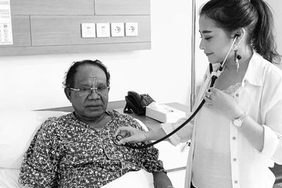 Prilly Latuconsina Bagikan Momen Terakhir dengan Sang Kakek, Pakai Selang Oksigen di RS