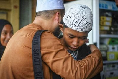 Viral! Tangis Haru Anak Jalanan Pecah saat Dibawa Ustaz Asal Malaysia Beli Baju Muslim