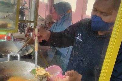 Korban PHK, Pria Ini Sukses Jual Seblak Penghasilannya 3 Kali Lipat dari Gaji Karyawan