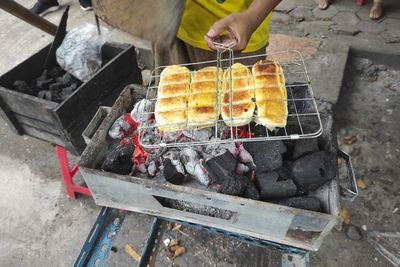 Bukan Dipanggang! Roti Bakar Unik Ini Benar-Benar Dibakar di Atas Arang! Rasanya Gimana?
