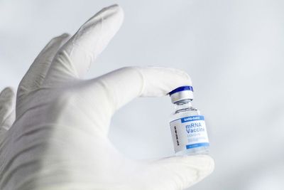 Dosis Booster Vaksin mRNA Sangat Efektif Melawan Varian Delta dan Omicron