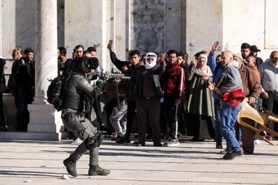 Bentrokan di Masjid Al-Aqsa Kembali Pecah, Korban Warga Sipil kian Bertambah