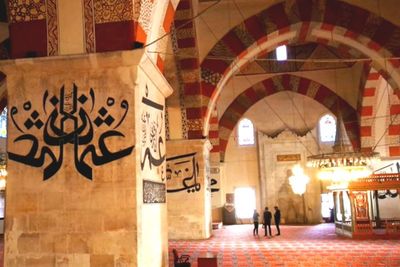 Semua Imam yang Khotbah Jumat di Masjid Ini Selalu Bawa Pedang! Kenapa, ya?