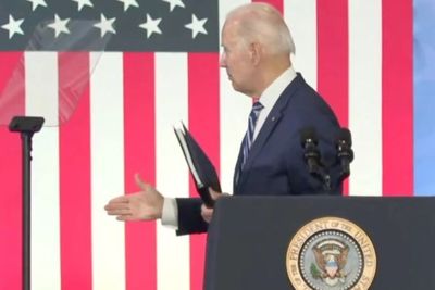 Biden Hilang Ingatan Jabat Tangan Orang yang Tidak Ada di Panggung, Dinilai Demensia